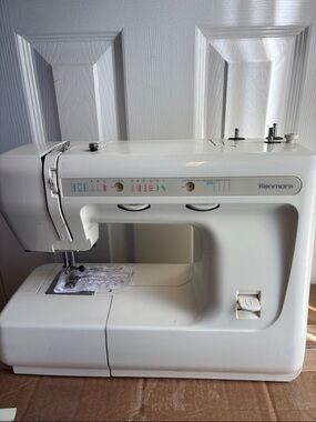 Kenmore /Janome Sewing Machine 385.11608490, Extras, Free Arm- Works 1 Amp